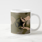 Star Stencil Vintag auf Camouflage Jumbo-Tasse (Rechts)