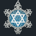 Star von David auf Blue Mosaic Tile Muster Ornamen Schneeflocken Zinn-Ornament<br><div class="desc">Dekorieren Sie Ihre Sukka,  oder Chanukah-Raum mit diesem stilvollen Original-Zinndekor mit dem Stern von David auf einem blauen Mosaikfliesen gemusterten Hintergrund! Kaufen Sie in loser Schüttung und fügen Sie ein Ornament an Geschenke für Freunde und Lieben.</div>
