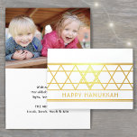 Star von David Happy Hanukkah Modern Simple 1 Foto Folienkarte<br><div class="desc">Schicken Sie elegante Happy Hanukkah Wünsche mit einer modernen, benutzerdefinierten Foto gefaltete Karte. Alle Formulierungen auf dieser Vorlage sind einfach zu personalisieren. Die Schwarz-, Weiß- und Goldfolie ist mit einem geometrischen Star of David Design, minimalistischer Vintager Deko Typografie und einem Foto Ihrer Wahl ausgestattet. Liebe und Familie werden diese stilvolle,...</div>