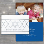 Star von David Happy Hanukkah Techelet Blue 1 Foto Folienkarte<br><div class="desc">Schicken Sie elegante Happy Hanukkah Wünsche mit einer modernen, benutzerdefinierten Foto gefaltete Karte. Alle Formulierungen auf dieser Vorlage sind einfach zu personalisieren. Das Design der Techeletblauen, weißen und silbernen Folie zeichnet sich durch einen geometrischen Stern von David Design, minimalistische Vintage Deko Typografie und ein Foto Ihrer Wahl aus. Liebe und...</div>