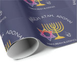 Star von David Menorah Dreidel Blessing | Chanukah Geschenkpapier<br><div class="desc">Stilvolles, elegantes HANUKKAH BLESSINGS Wrapping Paper. Design zeigt ein goldfarbenes MENORAH mit bunten DAVID STAR und silbergrauer DREIDEL. Oben steht gebogener Text, der BARUCH ATAH, ADONAI (Gesegnet bist du, o Gott) sagt und unter dem Text steht HANUKKAH BLESSINGS. Die Hintergrundfarbe ist Mitternachtsblau. Matching Artikel sind in der HANUKKAH Kollektion von...</div>