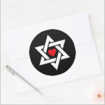 Star von David mit Red Heart Runder Aufkleber<br><div class="desc">Ein cooles Design, das auf dem Star of David basiert und in der Mitte gleichseitige, weiße Dreiecke und ein leuchtend rotes Herz aufweist. Die jüdische Gemeinschaft mit einer Botschaft der Liebe in der Mitte zu ehren. Die Hintergrundfarbe ist derzeit auf schwarz Set, kann aber mit den Anpassungstools geändert werden, wenn...</div>