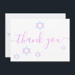 Star von David Modern Pink Script Bat Mitzvah Dankeskarte<br><div class="desc">Zeigen Sie Ihre Wertschätzung für Ihre Familie und Freunde für die Teilnahme an Ihrem Bat Mitzvah mit dieser modernen danke Ihnen Flachkarte. Dieses Design verfügt über rosa Skripttypografie, die "Danke" durch eine Sprinklerei von Star of David in den Tönen von Rosa, Aqua Blau und lila betont. Auf der Rückseite dieser...</div>