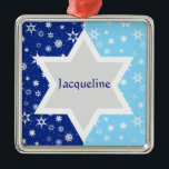Star von David Ornament<br><div class="desc">Das perfekte Ornament für die Glaubensgemeinschaft. Ein Stern von David ist silhouettiert gegen ein Feld von dunkelblauen Sternen und Schneeflocken. Dein Name geht hinein. Dies macht auch ein perfektes Anhänger oder Chanukah Geschenk. Verfügbar mit passenden Produkten.</div>
