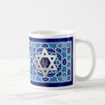 Star von David und Menorah Hanukkah Geschenk Kaffeetasse<br><div class="desc">Silver Foil Star von David und Menorah Design Hanukkah,  Rosh Hashanah,  Pessach,  Jüdischen Urlaub oder Feier Geschenke Tasse. Matching Karten und Geschenke verfügbar in der jüdischen Ferien / Hanukkah Kategorie unseres Stores.</div>