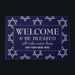 Star von David WELCOME Fußmatte<br><div class="desc">Stilvoll, Star of David WELCOME Door Mat mit dem Wortlaut WELCOME & BE BLESSED ALLE, DIE HIER EINGREIFEN (AUSSER TRESPASSERS). Der Hintergrund ist ein Imitat silberner Star von David vor einem Mitternachtsblauen Hintergrund. Der gesamte Text ist KUNDENBAR, sodass Sie den Text so ändern können, dass er Ihren Bedürfnissen entspricht, z.B....</div>