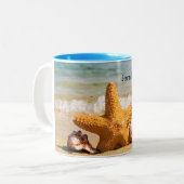 Starfish and Seashells am Strand Personalisiert Zweifarbige Tasse (Vorderseite Links)