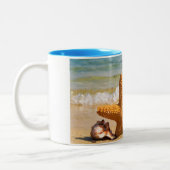 Starfish and Seashells am Strand Personalisiert Zweifarbige Tasse (Links)