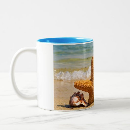 Starfish and Seashells am Strand Personalisiert Zweifarbige Tasse (Links)