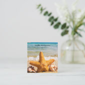 Starfish and Seashells am Strand Quadratische Visitenkarte (Stehend Vorderseite)