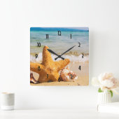 Starfish and Seashells am Strand Quadratische Wanduhr (Zuhause)