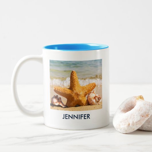 Starfish and Seashells im Beach Foto Custom Zweifarbige Tasse (Mit Donut)