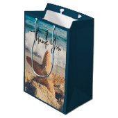 Starfish auf einem Sandy Beach Foto Mittlere Geschenktüte (Rückseite Schrägansicht)