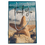 Starfish auf einem Sandy Beach Foto Mittlere Geschenktüte (Vorderseite)
