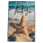 Starfish auf einem Sandy Beach Foto Mittlere Geschenktüte (Rückseite)