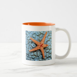 Starfish auf einer Koralle mit Polips Zweifarbige Tasse