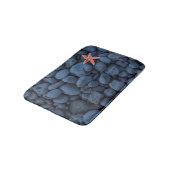Starfish auf schwarzen Felsen entlang der Küste | Badematte (Schrägansicht)