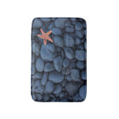 Starfish auf schwarzen Felsen entlang der Küste | Badematte (Vorderseite Vertikal)