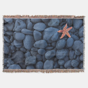 Starfish auf schwarzen Felsen entlang der Küste Decke