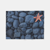 Starfish auf schwarzen Felsen entlang der Küste | Fleecedecke (Vorderseite (Horizontal))