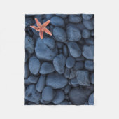 Starfish auf schwarzen Felsen entlang der Küste | Fleecedecke (Vorderseite)