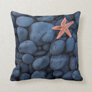 Starfish auf schwarzen Felsen entlang der Küste Kissen