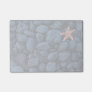 Starfish auf schwarzen Felsen entlang der Küste Post-it Klebezettel