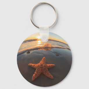 Starfish auf Strand am Sonnenuntergang Schlüsselanhänger