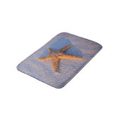 Starfish auf weißem Sand Badematte (Schrägansicht)