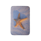 Starfish auf weißem Sand Badematte (Vorderseite Vertikal)