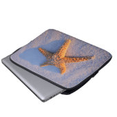Starfish auf weißem Sand Laptopschutzhülle (Vorne Knopf)