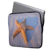 Starfish auf weißem Sand Laptopschutzhülle (Vorderseite Links)