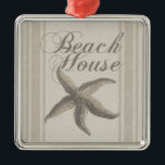 Starfish Beach House Küste Ornament Aus Metall<br><div class="desc">Dieses Strandhaus Seestern - Das Seesternbild hat einen sandfarbenen Hintergrund, mit einem Muster, das wie Leinwand aussieht. Das ist perfekt für das Strandhaus und bringt Sie in die Stimmung des Sommers. Die Dekoration im Strandhaus sollte beruhigend sein und sich wie ein lässiger Strand fühlen. Für ein maritimes Ambiente und die...</div>