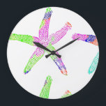 Starfish Coastal Beach Multicolor Patterns White Große Wanduhr<br><div class="desc">Printed with beautiful image of starfish patterns in multicolors with white background,  perfect for coastal beach themed home decor and beach house decorations. Makes great gift for anyone who loves beach life!</div>