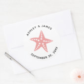 Starfish Hochzeitsticker, Beach Theme Tag, Rosa Runder Aufkleber (Umschlag)