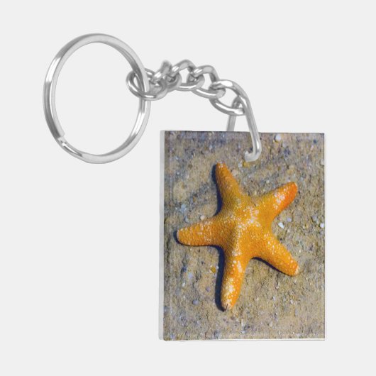 Starfish im Sand Beach Thema Benutzerdefinierter T Schlüsselanhänger (Vorderseite links)