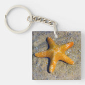 Starfish im Sand Beach Thema Benutzerdefinierter T Schlüsselanhänger (Vorderseite)