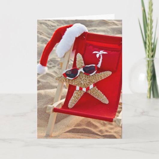 Starfish im Strandstuhl mit Weihnachtsmannmütze Feiertagskarte (Vorderseite)