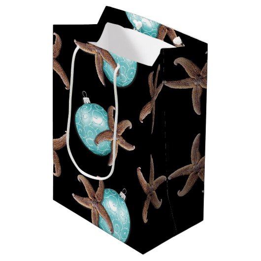 Starfish in Aqua Ornaments Schwarzes Weihnachtsfes Mittlere Geschenktüte (Vorderseite Schrägansicht)