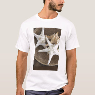 Starfish in einem Korb T-Shirt