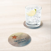 Starfish in Sand und Surf Strandküste Runder Pappuntersetzer (Vor Ort)