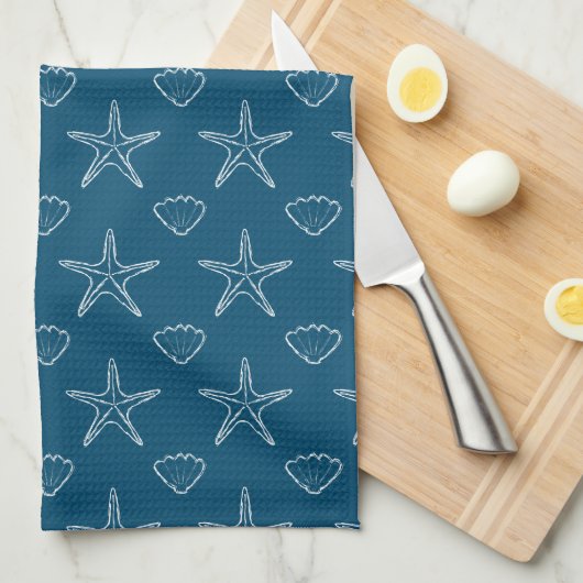 Starfish Seashell Sketch Muster auf Ocean Blue Geschirrtuch (Viertel Falte)