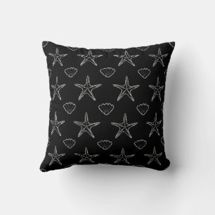 Starfish Seashell Sketch Muster auf schwarz Kissen