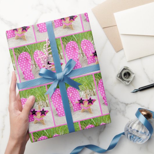 Starfish und Flip Flops im Sandstrand Geschenkpapier (Schenken)