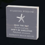 Starfish Wisdom Beach House Zitat Familienname Holzkisten Schild<br><div class="desc">Dieses Strandhaus-Thema "sternförmige Weisheit" Holzschild kann mit dem Nachnamen Ihrer Familie angepasst werden. Blaue Seesterntypografie mit folgendem Wortlaut: Weisheit der Sterne: Seas the day,  verbringe dich nicht,  sei keine Muscheln,  mach Freunde,  keine Anemonen." Schönes,  freche Strandhaus.</div>