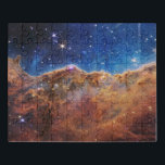 Starforming Region Ngc 3324 im Karina-Nebel. Puzzle<br><div class="desc">Eine junge, sternförmige Region NGC 3324 im Karina-Nebel. Aufgenommen in Infrarot-Licht durch die Near-Infrarot-Kamera (NIRCam) auf dem James Webb Space Teleskop. Die so genannte Kosmische Klippe ist der Rand einer gigantischen, gasförmigen Höhle innerhalb NGC 3324, ungefähr 7.600 Lichtjahre entfernt. Der Höhlenbereich wurde aus dem Nebel durch die intensive UV-Strahlung und...</div>
