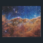 Starforming Region Ngc 3324 im Karina-Nebel. Puzzle<br><div class="desc">Eine junge, sternförmige Region NGC 3324 im Karina-Nebel. Aufgenommen in Infrarot-Licht durch die Near-Infrarot-Kamera (NIRCam) auf dem James Webb Space Teleskop. Die so genannte Kosmische Klippe ist der Rand einer gigantischen, gasförmigen Höhle innerhalb NGC 3324, ungefähr 7.600 Lichtjahre entfernt. Der Höhlenbereich wurde aus dem Nebel durch die intensive UV-Strahlung und...</div>