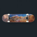 Starforming Region Ngc 3324 im Karina-Nebel. Skateboard<br><div class="desc">Eine junge, sternförmige Region NGC 3324 im Karina-Nebel. Aufgenommen in Infrarot-Licht durch die Near-Infrarot-Kamera (NIRCam) auf dem James Webb Space Teleskop. Die so genannte Kosmische Klippe ist der Rand einer gigantischen, gasförmigen Höhle innerhalb NGC 3324, ungefähr 7.600 Lichtjahre entfernt. Der Höhlenbereich wurde aus dem Nebel durch die intensive UV-Strahlung und...</div>
