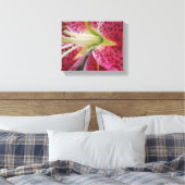 Stargazer Lily Leinwanddruck (Insitu (Schlafzimmer))