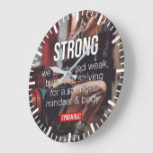 STARK, das Gewicht der Frauen hebt inspirierende W Große Wanduhr (Winkel)